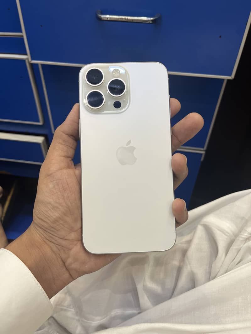Apple iPhone 15 Pro Max 4