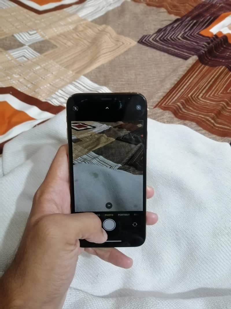 Apple iPhone XS 4