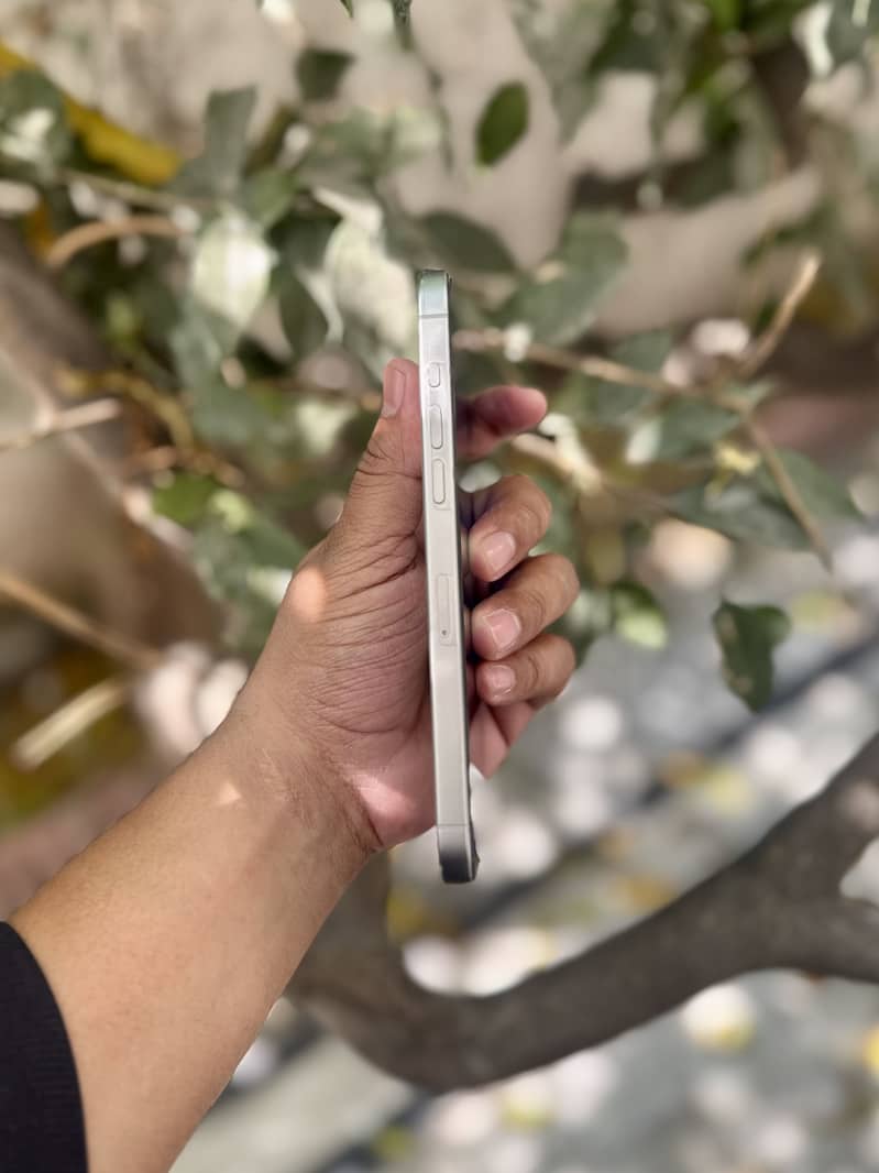 Apple iPhone 15 Pro Max 2