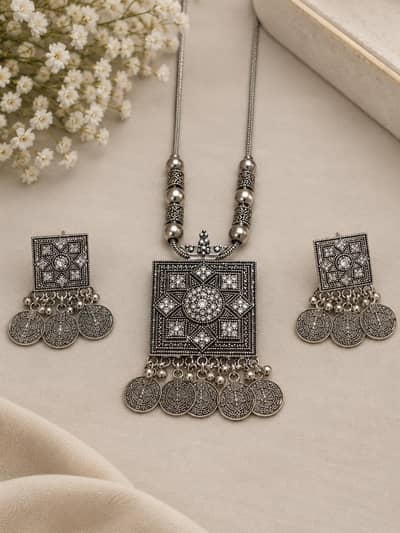 Antique Silver Floral Necklace & Earrings Set contact No 03094581555