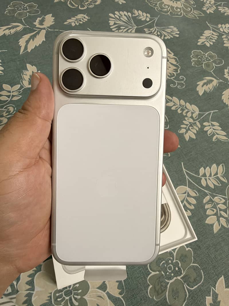 Apple iPhone 17 Pro Max 4