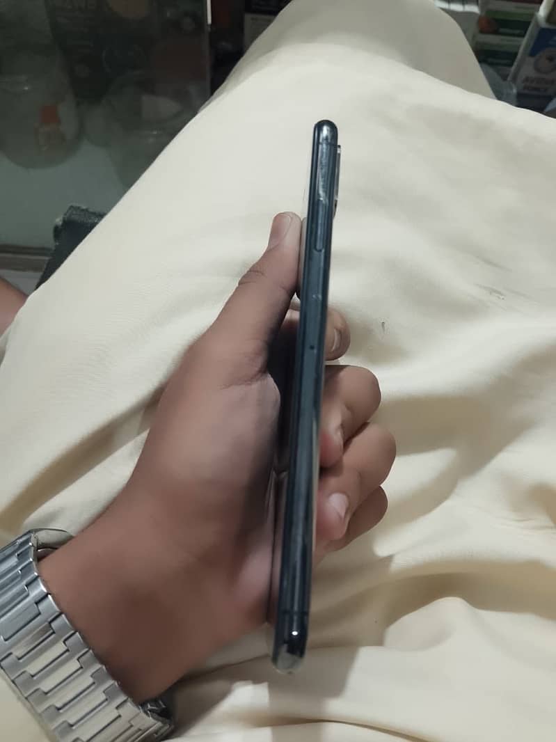 Apple iPhone XS Max 4