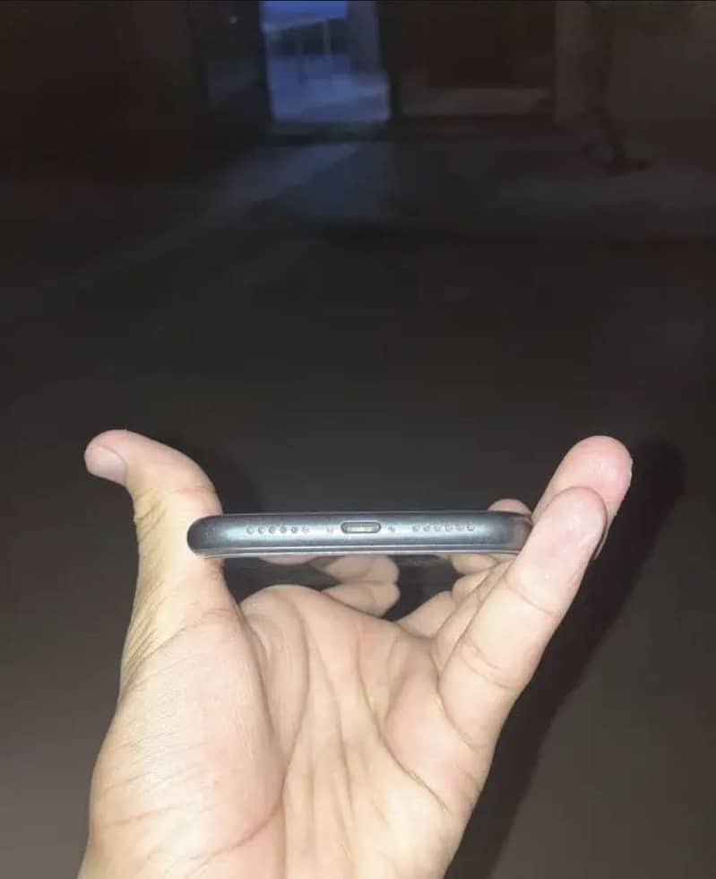 Apple iPhone 11 4