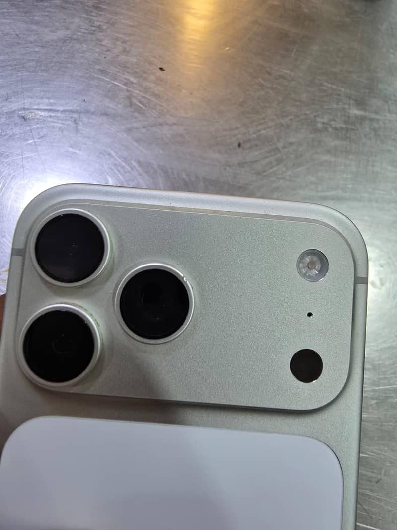 Apple iPhone 17 Pro Max 1