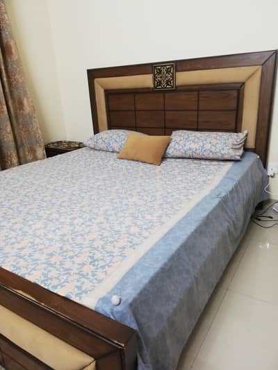 Bed without foam and two 2 side table and dresser
