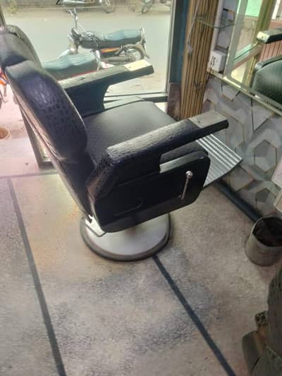 urgent sale saloon chair