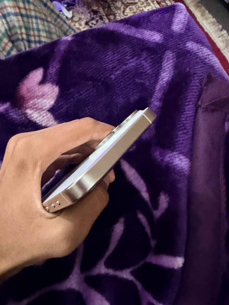 Apple iPhone 15 Pro Max 4