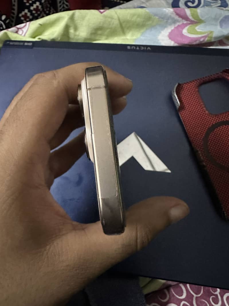 Apple iPhone 16 Pro 1