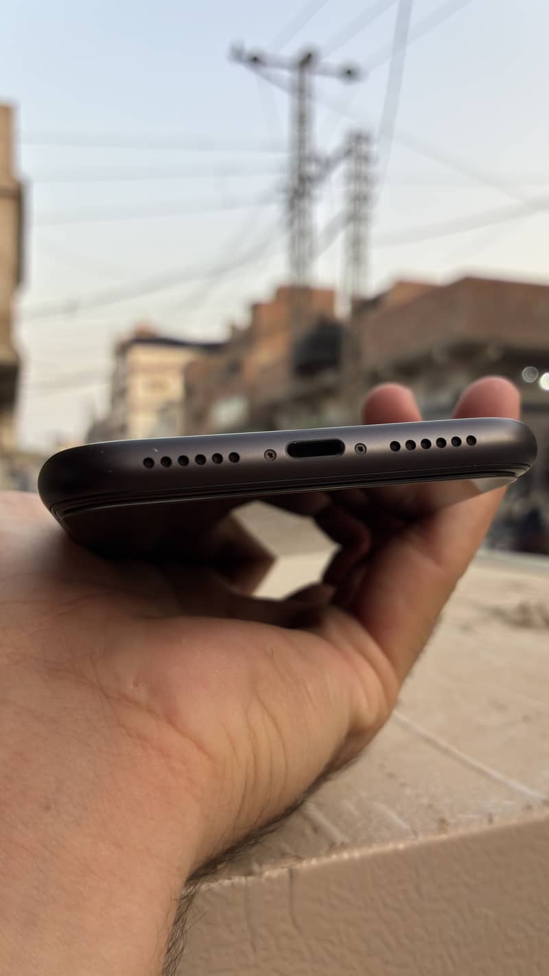 Apple iPhone 11 4