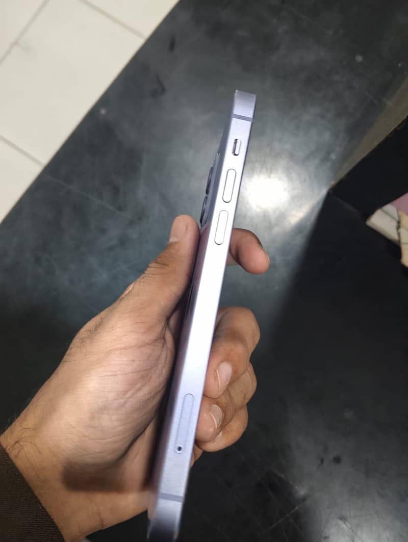 Apple iPhone 12 4