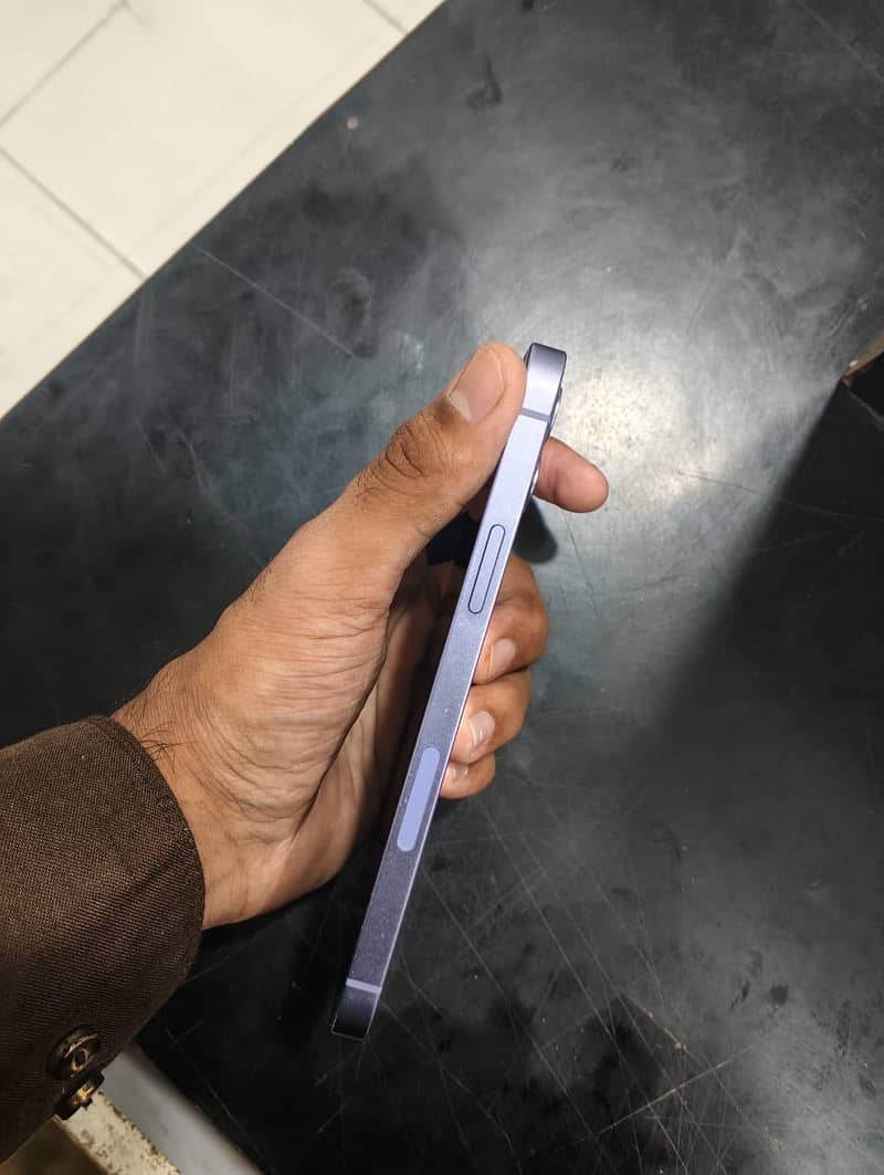 Apple iPhone 12 6