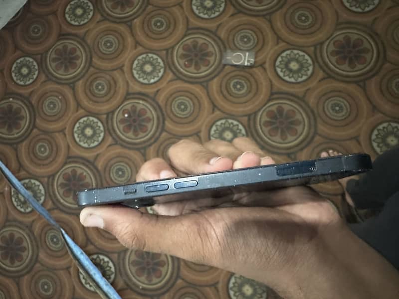 Apple iPhone 13 5