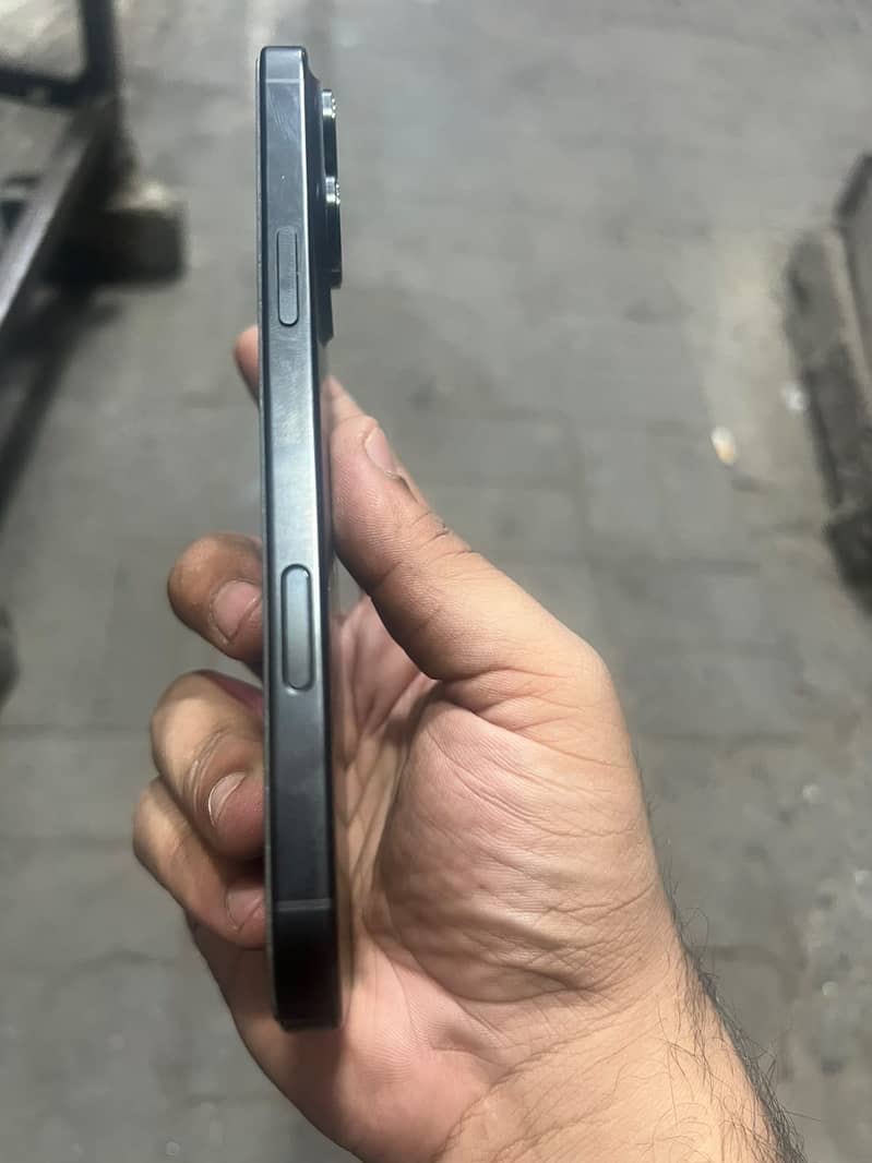 Apple iPhone 16 Pro Max 4