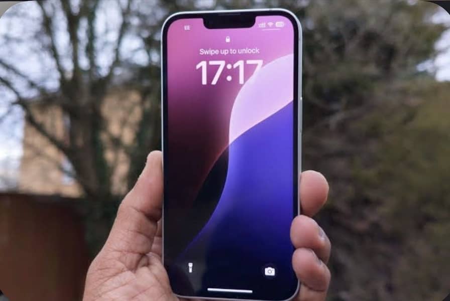 Apple iPhone 16e 3