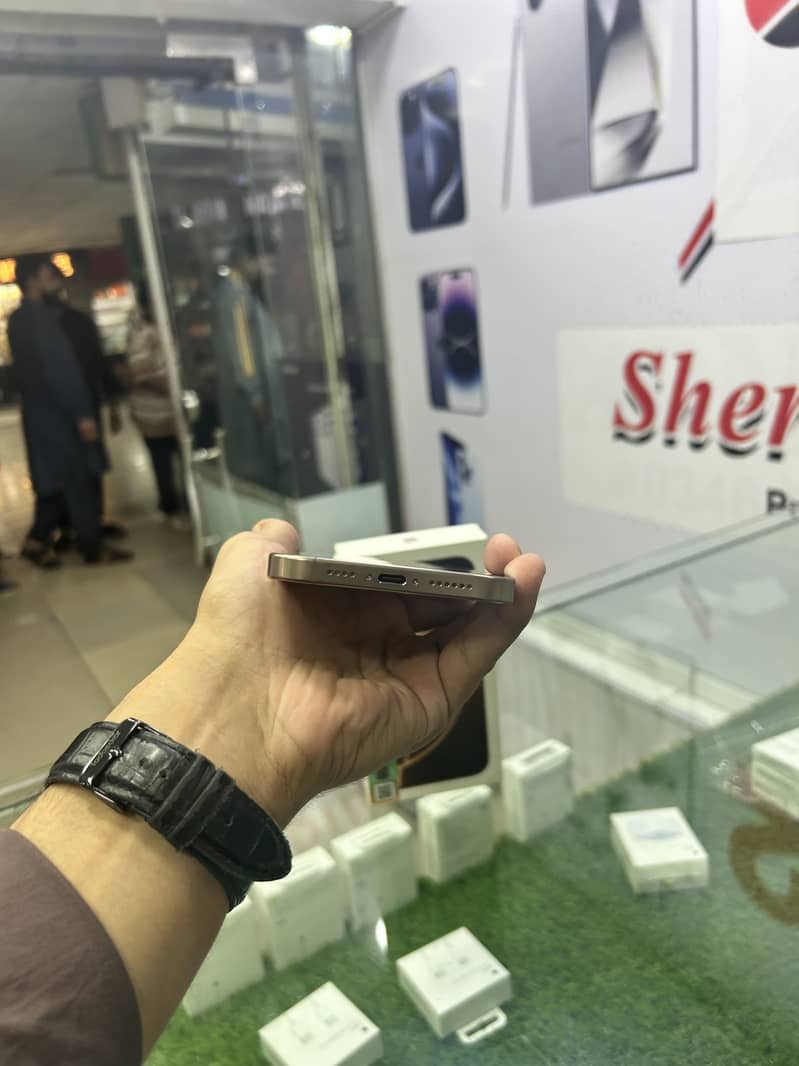 Apple iPhone 16 Pro Max 4