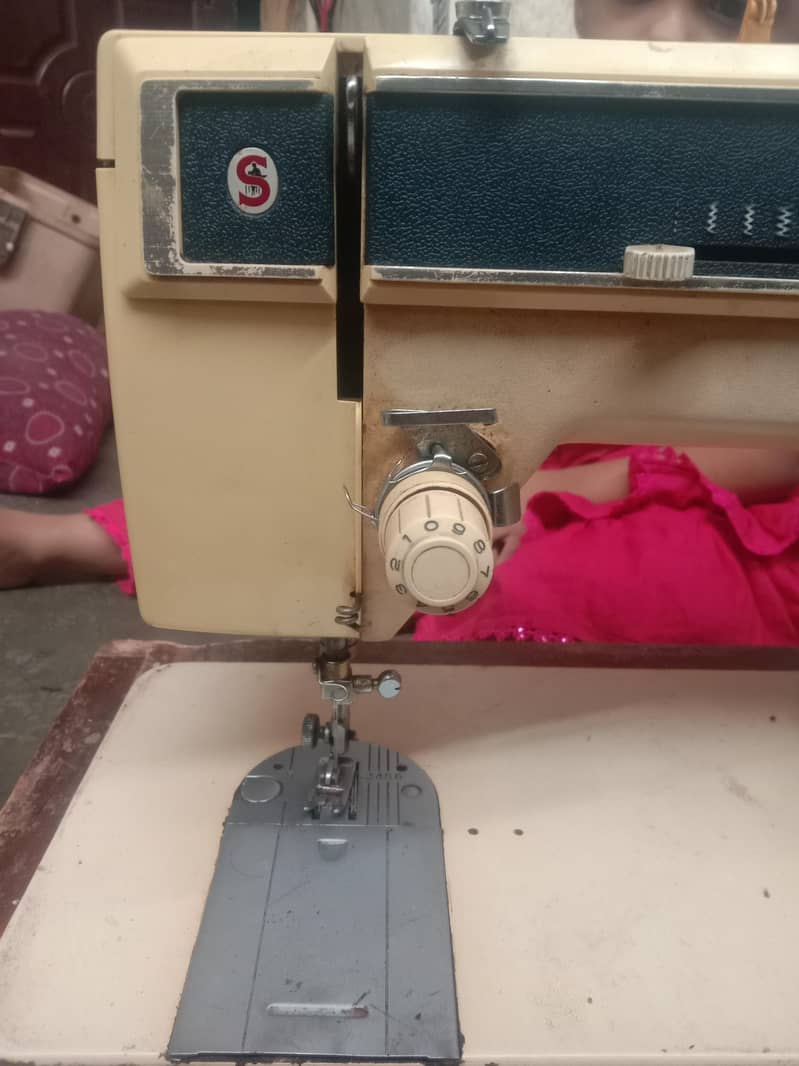 bohat achi machine hey har tarah ki silaey ho jati hey peeko waghaira ...