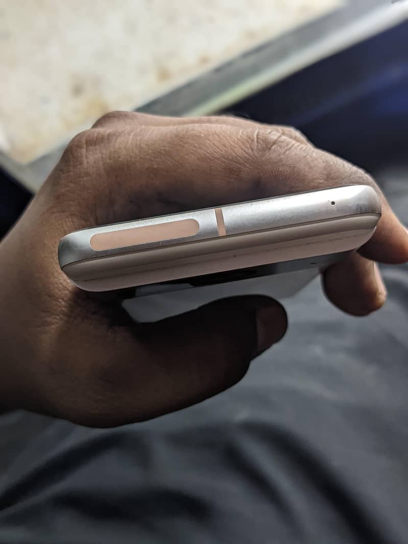 Google Pixel 8 4