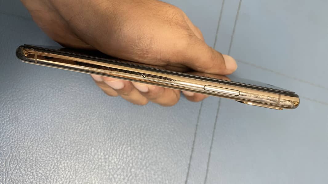 Apple iPhone XS 4