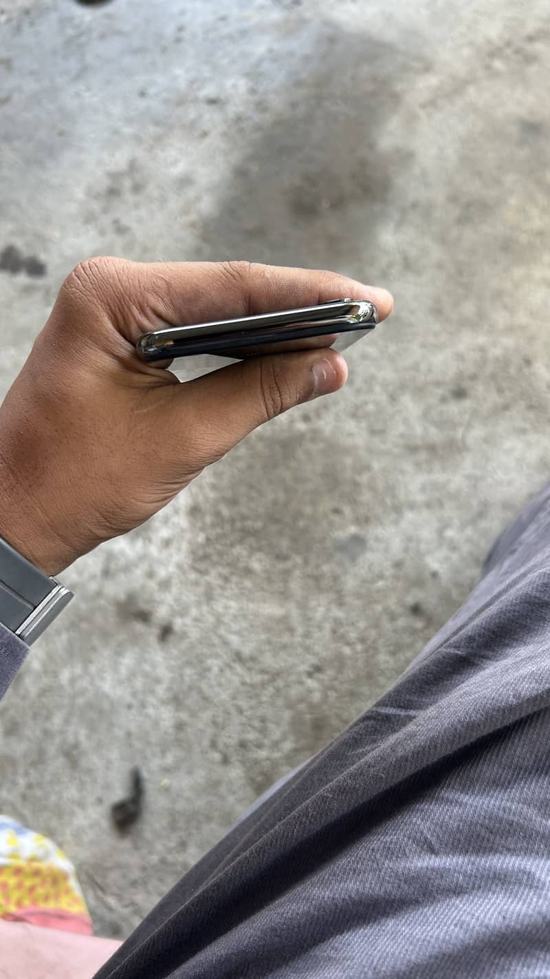 Apple iPhone X 4