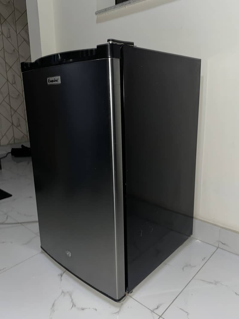 Mini bar fridge 0