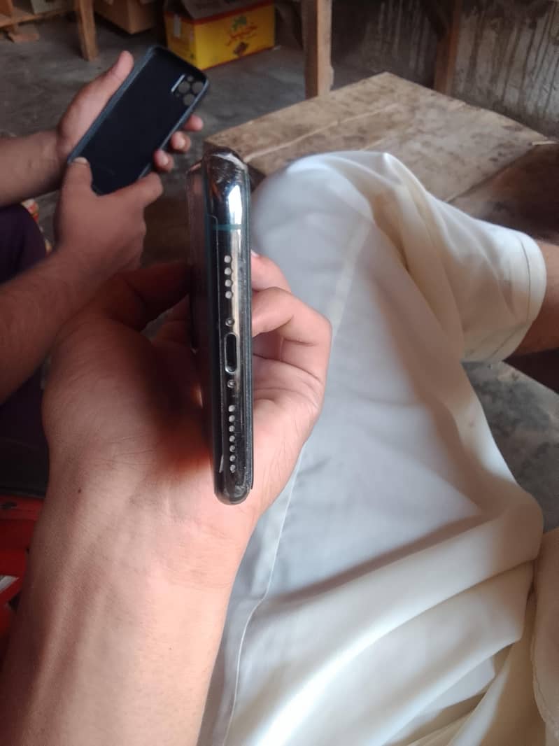 Apple iPhone 11 Pro Max 4