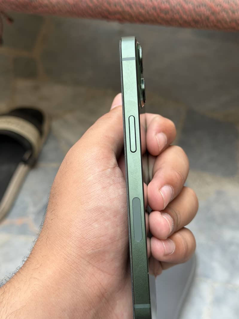 Apple iPhone 13 5