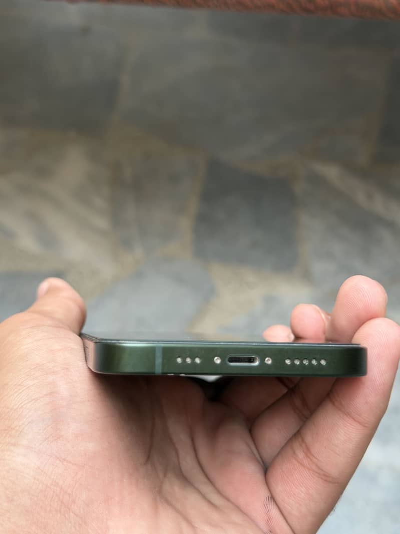 Apple iPhone 13 8