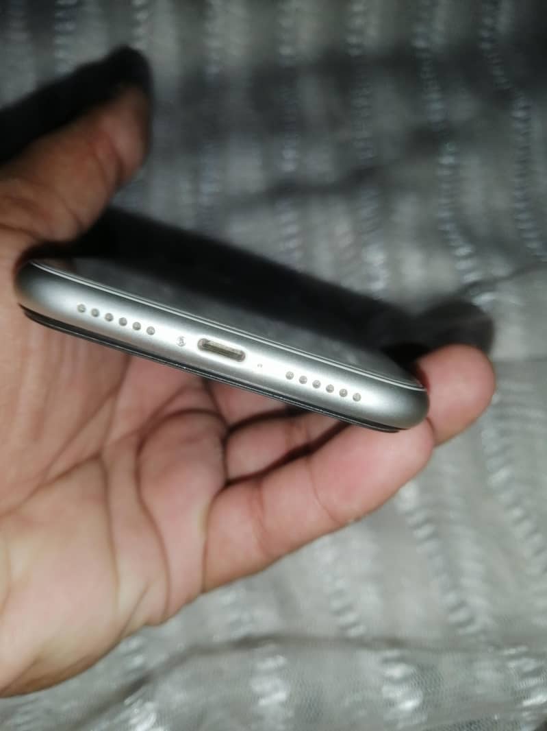 Apple iPhone 11 4