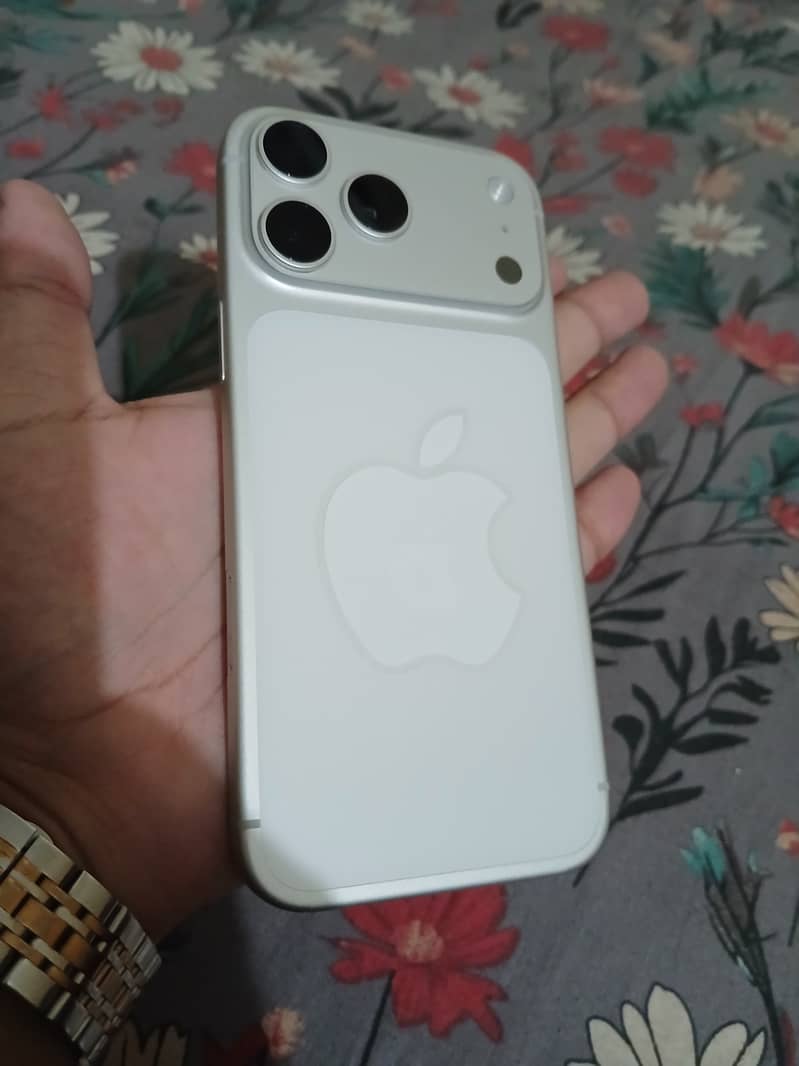 Apple iPhone 17 Pro Max 3