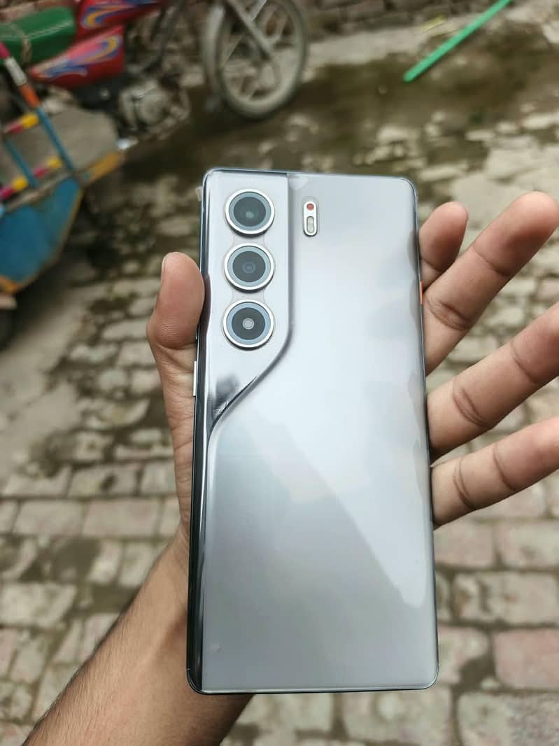 Tecno CAMON 40 Pro 1