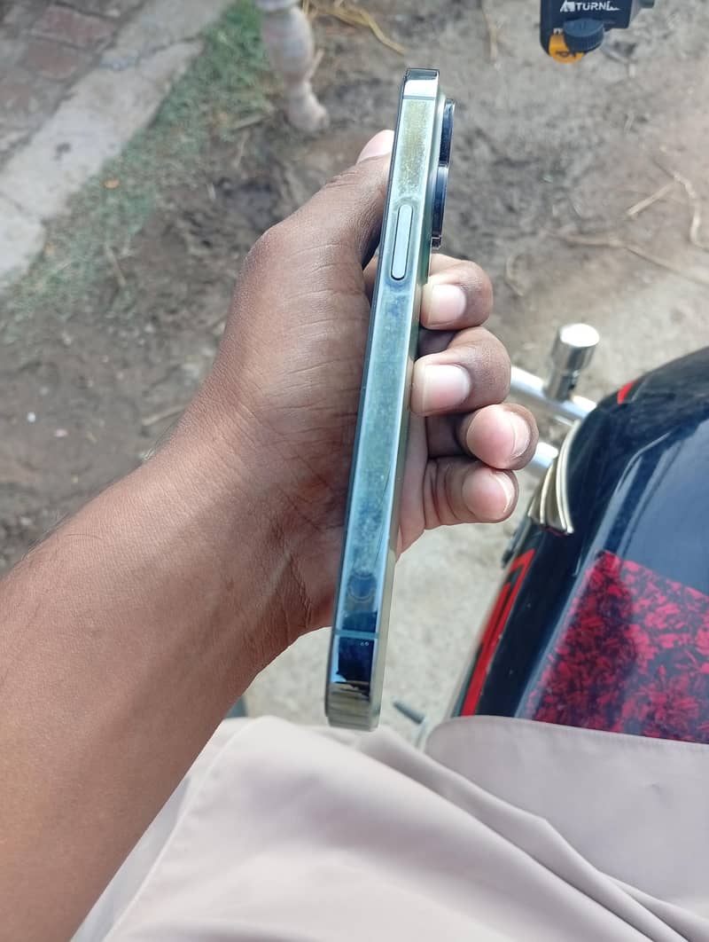 Apple iPhone 13 Pro 2