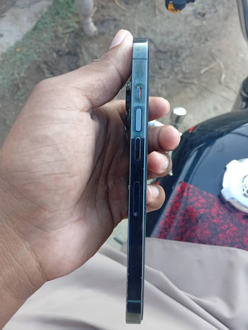 Apple iPhone 13 Pro 4