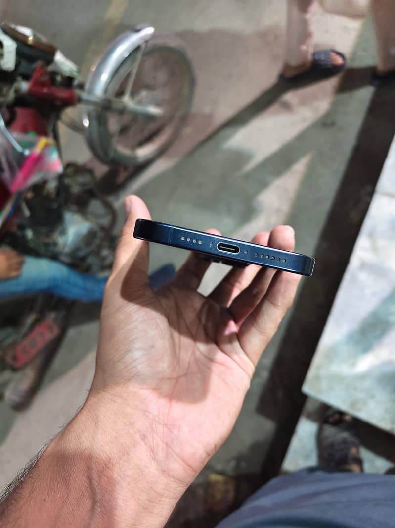 Apple iPhone 15 Pro Max 4