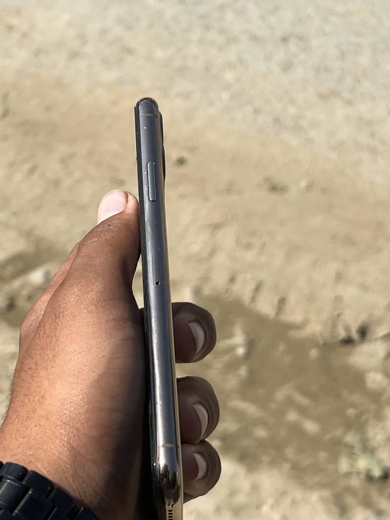 Apple iPhone 11 Pro Max 2