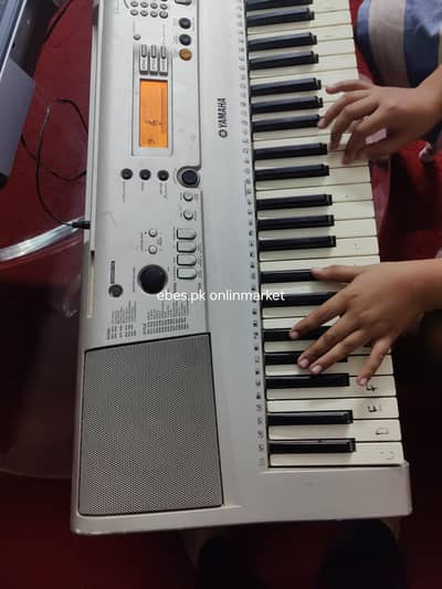 Yamaha E313 touch response 61 keys versatile keyboard