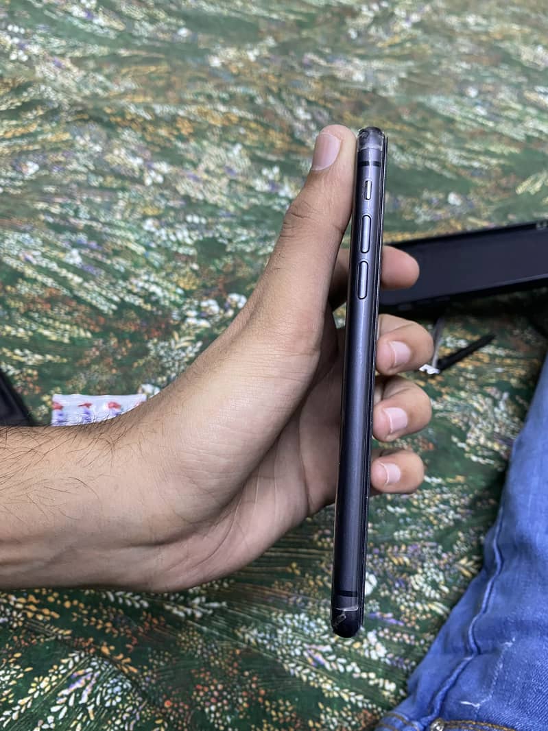 Apple iPhone 11 3