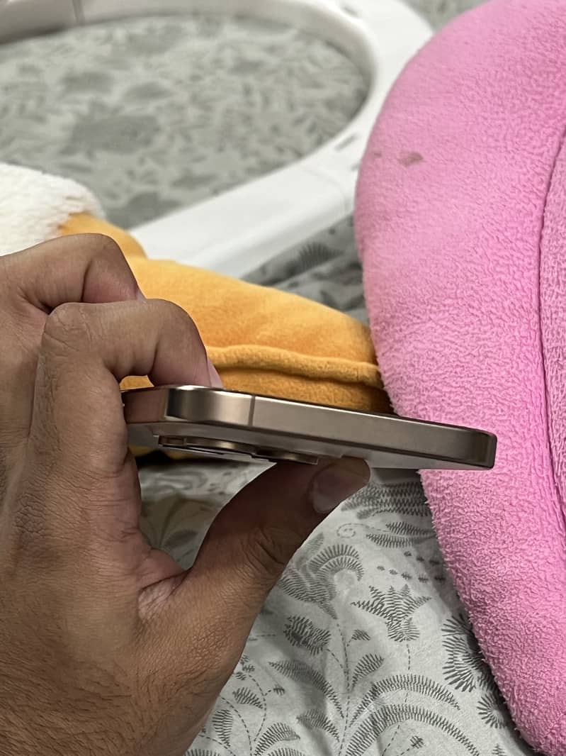 Apple iPhone 16 Pro Max 1