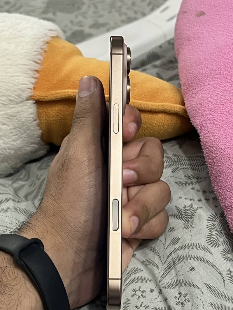 Apple iPhone 16 Pro Max 4