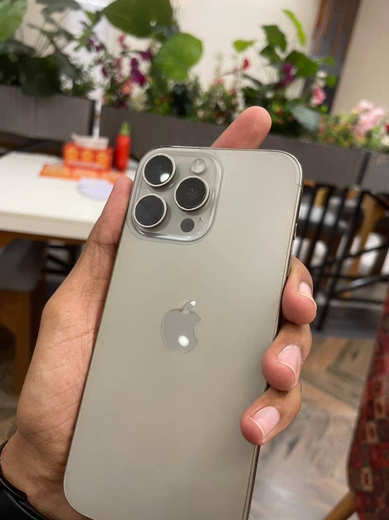 Apple iPhone 16 Pro Max 2