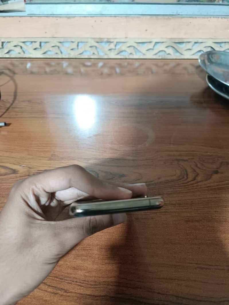 Apple iPhone XS 4