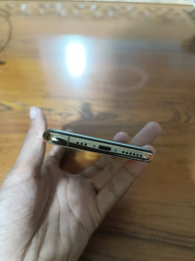 Apple iPhone XS 5