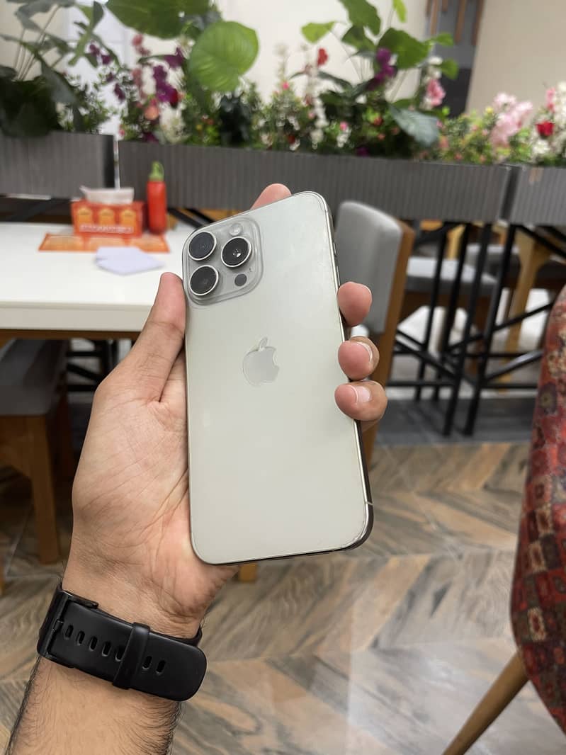 Apple iPhone 16 Pro Max 3