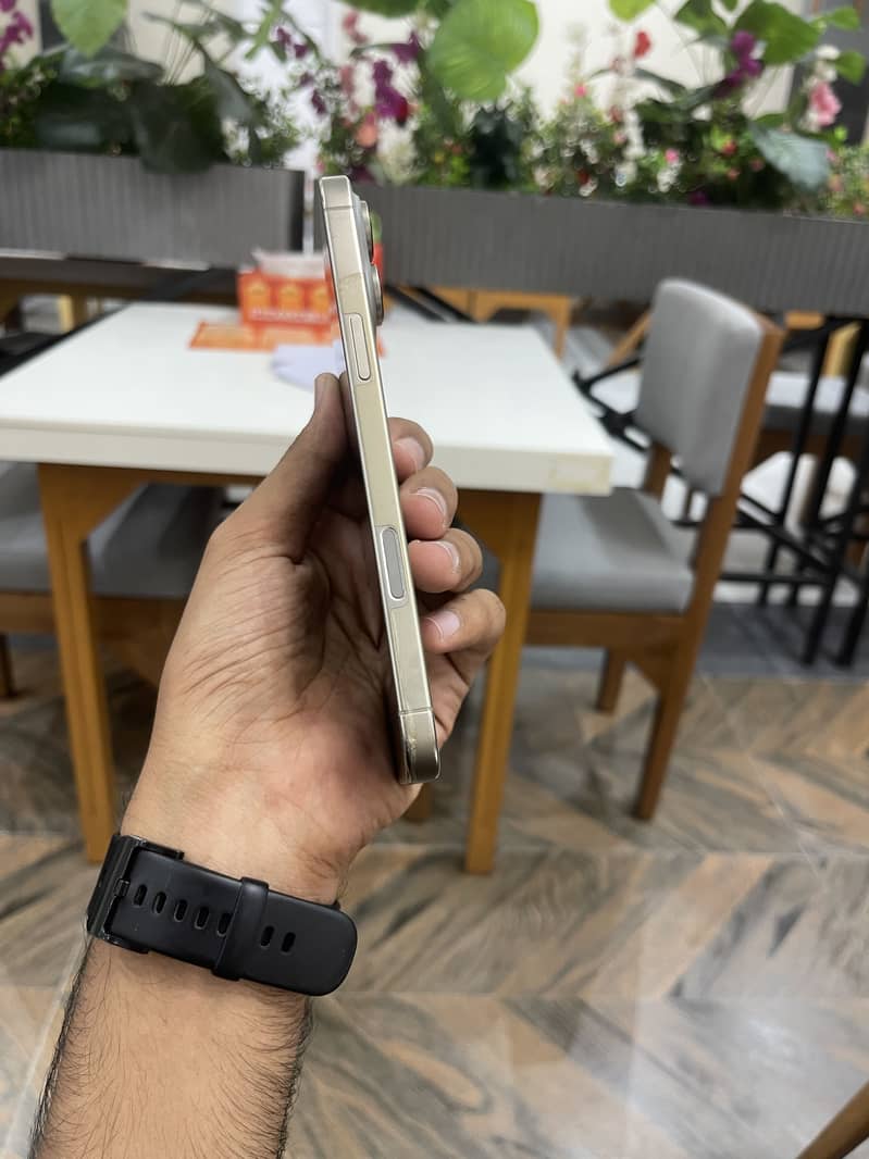 Apple iPhone 16 Pro Max 4