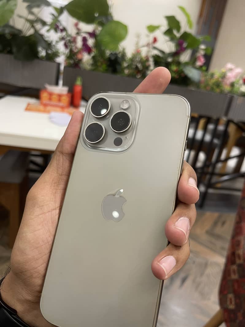 Apple iPhone 16 Pro Max 6
