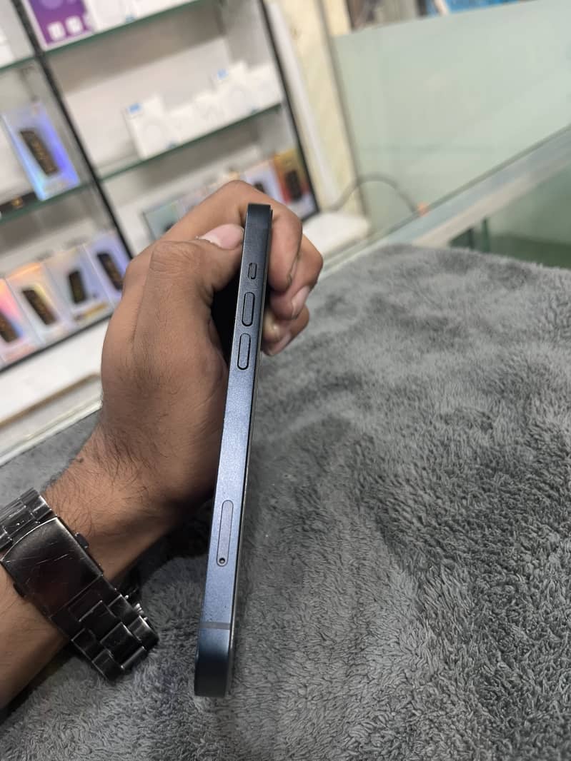 Apple iPhone 13 2