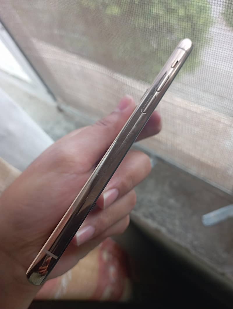 Apple iPhone 11 Pro 4