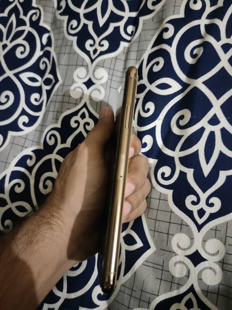 Apple iPhone 11 Pro Max 4