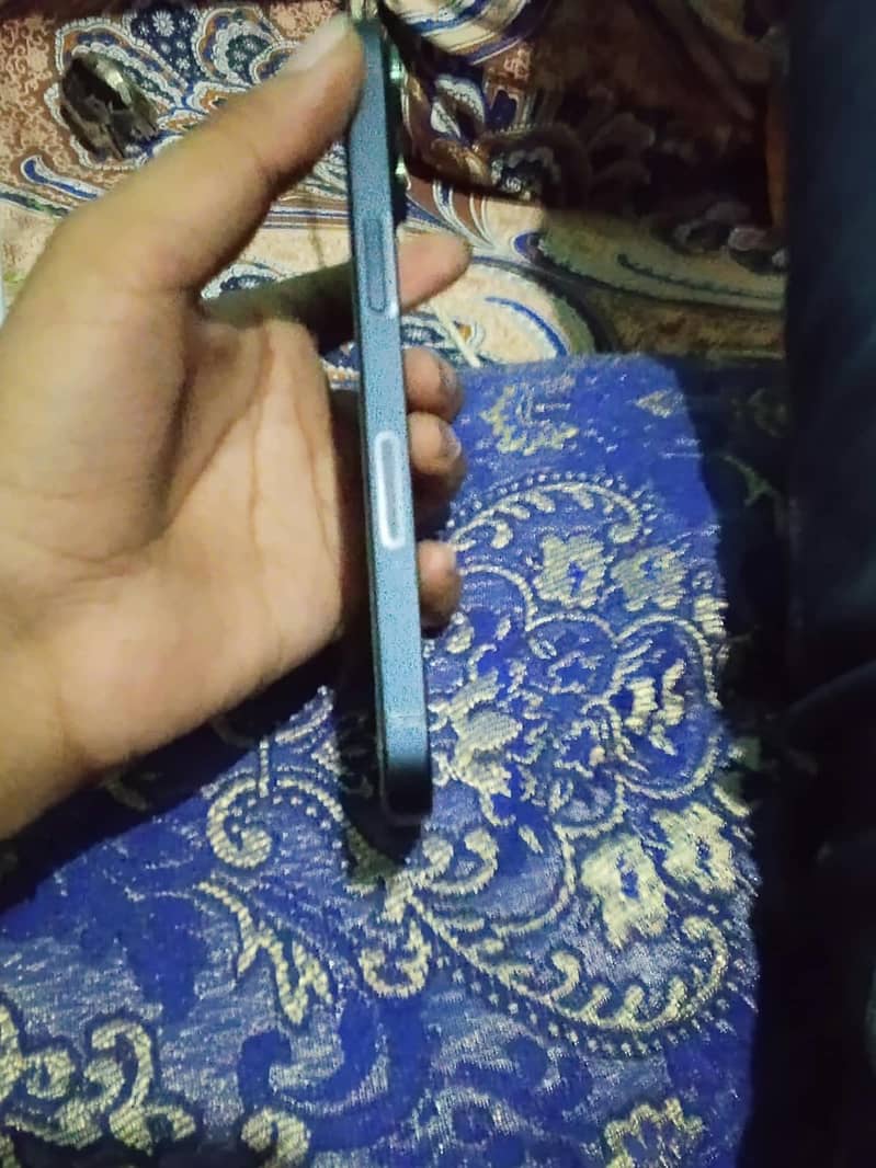 Apple iPhone 13 JV 1