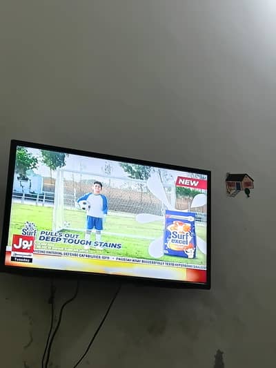 32" LED