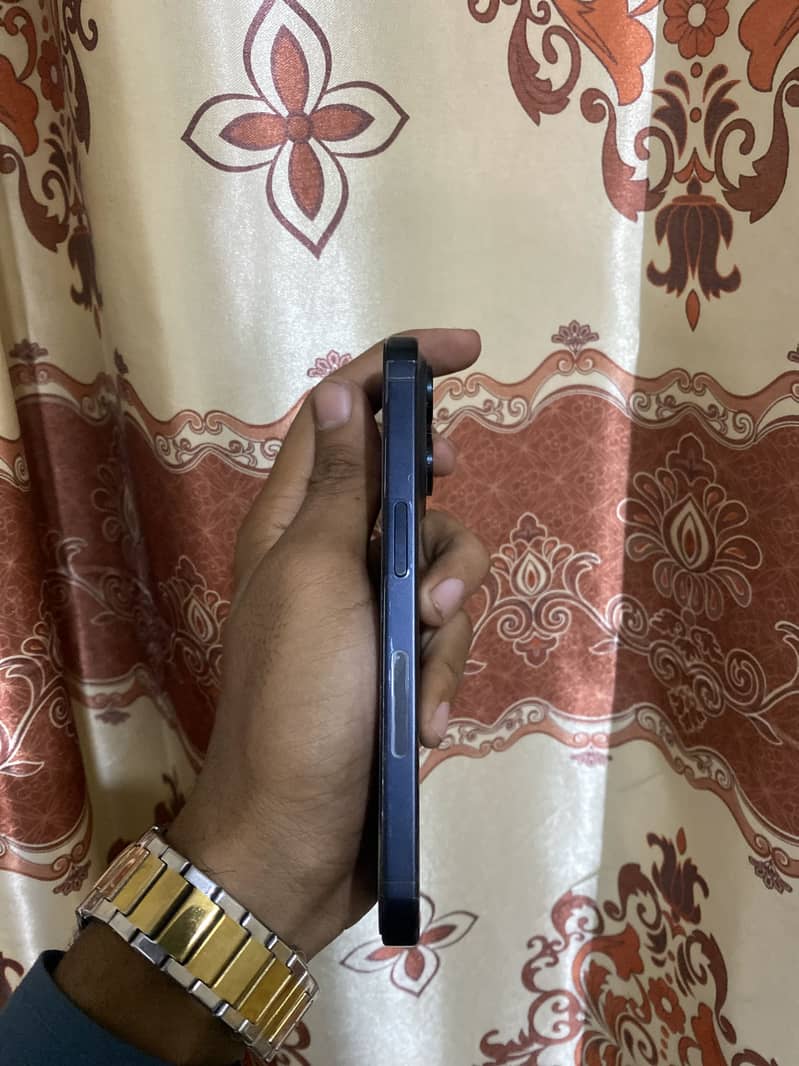 Apple iPhone 15 Pro 4